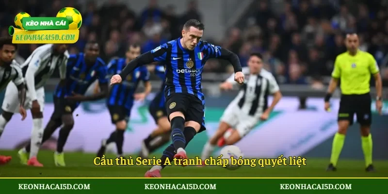 Serie A – Giải đấu đậm chất chiến thuật và bản sắc bóng đá Ý 2 Cầu thủ Serie A tranh chấp bóng quyết liệt