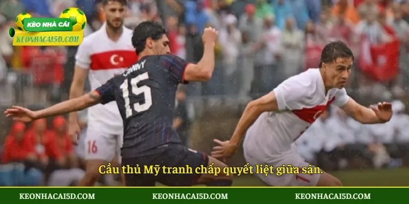 Cầu thủ Mỹ tranh chấp quyết liệt giữa sân.
