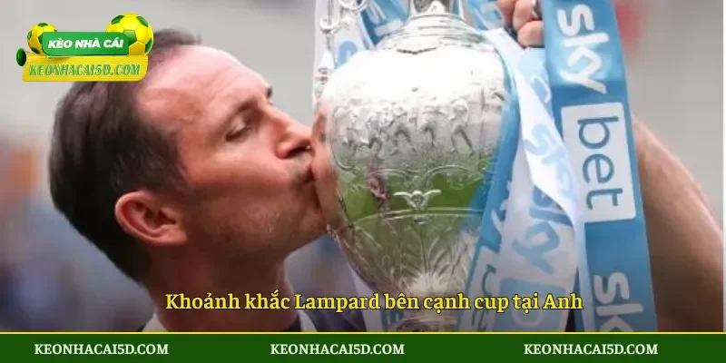 Lampard Vượt Arteta Gây Chấn Động Bóng Đá Anh 2026 4 Khoảnh khắc Lampard bên cạnh cup tại Anh