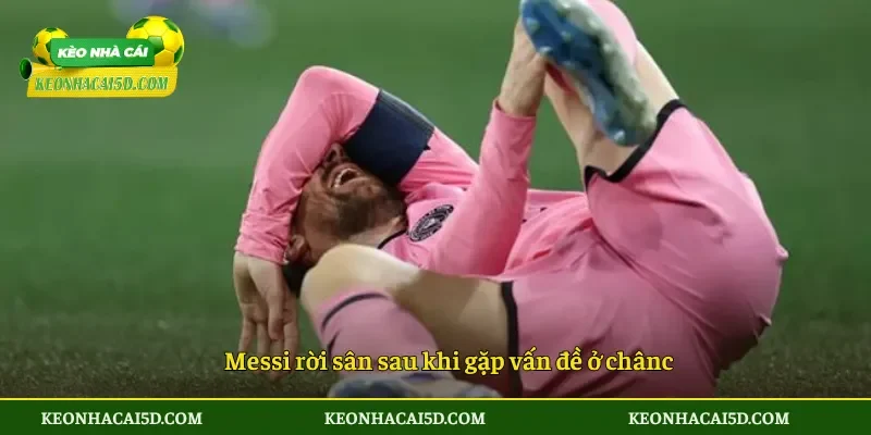 Messi rời sân sau khi gặp vấn đề ở chân