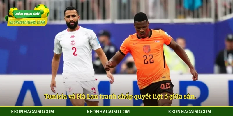 Tunisia và Hà Lan tranh chấp quyết liệt ở giữa sân.